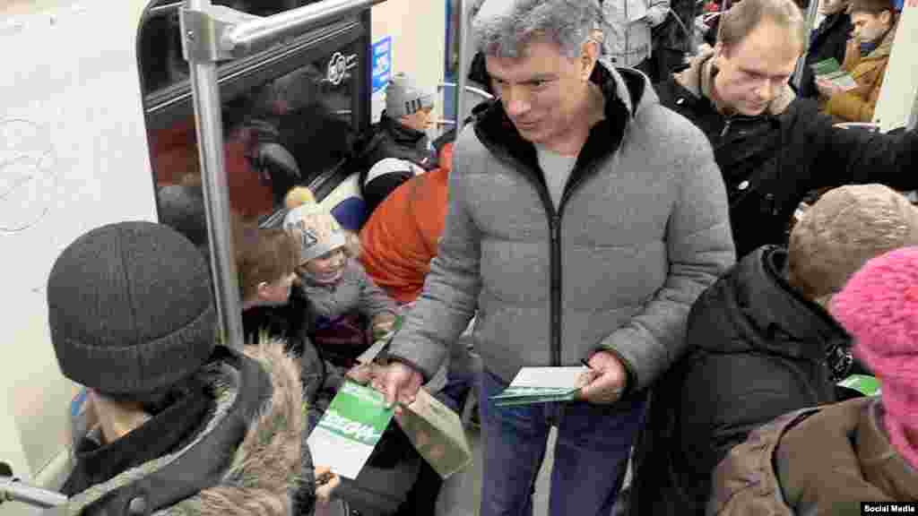 Немцов раздава листовки, с които приканва хората да дойдат на опозиционен митинг в Москва през февруари 2015 г.