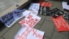 "Mos ma prek hisen", një ndër mesazhet në një protestë në Prishtinë për të drejtat e grave.
