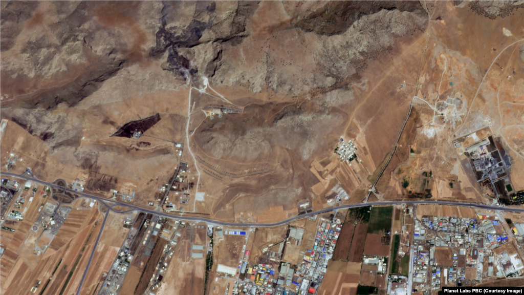 În aceste imagini din satelit captate de Planet Lab, este prezentată baza de rachete Kermanshah din Iran, înainte și după loviturile aeriene israeliene. Imaginea din stânga este din 12 iunie 2025, iar cea din dreapta din 13 iunie 2025.
