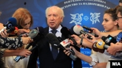 Посредникот на ОН во спорот за името Метју Нимиц дава изјава за медиумите во Скопје. 