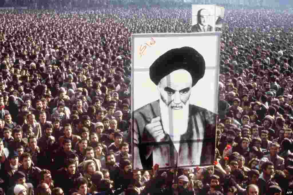 Protesti na kojima su isticani transparenti s likom ajatolaha Homeinija postajali su sve masovniji (fotografija tokom masovnih protesta 1. januara 1979.) Homeini je proveo 14 godina u egzilu. Audio trake s govorima 76-godišnjeg Homeinija bile su prokrijumčarene u zemlju i još više razbuktavale nemire.