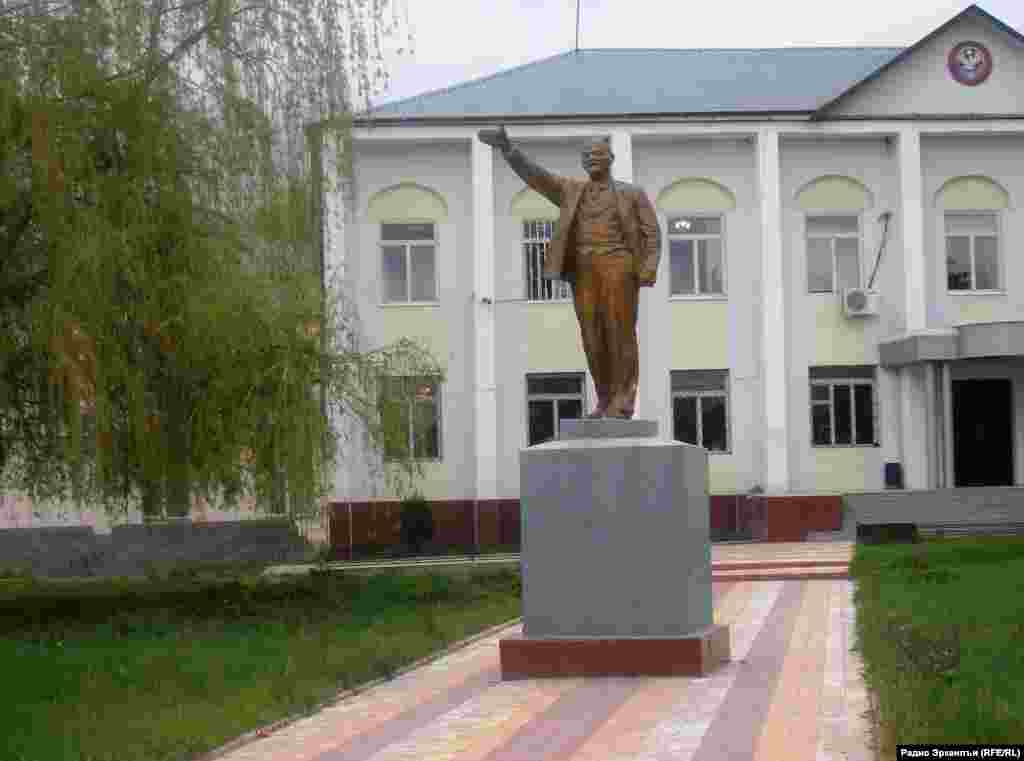 Памятник Ленину перед зданием Новолакской администрации