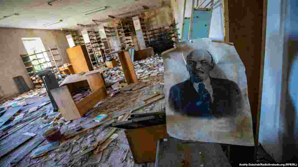Ruinele unei biblioteci din satul Opitne de lângă Donețk, Ucraina de est, pe 11 august. (Andriy Dubchak, RFE/RL)