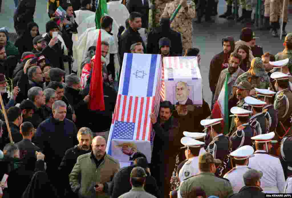 Iranianët duke bartur arkivolet e rreme me fotografi të presidentit amerikan, Donald Trump dhe kryeministrit izraelit, Benjamin Netanyahu.