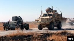 Американский патруль в районе, где иракские силы восстановили контроль за деревней Кокжали возле Мосула