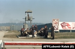 Një bandë ushtarake duke luajtur muzikë jashtë bazës ajrore të Milovices në shkurt të vitit 1990.