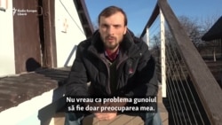 Singur în faţa gunoiului tuturor