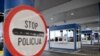 Autobusë nga Kosova afër pikës kufitare ndërmjet Serbisë dhe Kroacisë, Batrovci, më 17 prill, 2024.
