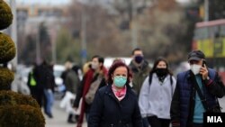 Граѓани со маски како мерка против ширењето на ковид-19