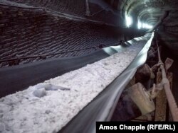 Смляната сол се движи по поточна линия към асансьор, който я транспортира до повърхността.