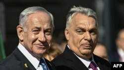 Premierul israelian Netanyahu (st.) a fost primit cu onoruri la Budapesta în aprilie. Teoretic, ungurii ar fi avut datoria să-l aresteze în baza mandatului ICC.
