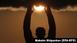 Apus de soare deasupra Monumentului Iuri Gagarin din Baikonur, Kazahstan. 