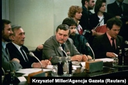 Lech Walesa (centru) și Tadeusz Mazowiecki (al doilea de la stânga la dreapta), în timpul „Mesei rotunde” de la Varșovia, 6 feburarie 1989