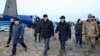 Membrii unei comisii de investigație și oficiali locali trec pe lângă epava zborului J2-8243 al Azerbaijan Airlines, care s-a prăbușit la Aktau, în vestul Kazahstanului, pe 25 decembrie, ucigând zeci de oameni.