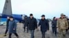 Официални лица и разследващи от Азербайджан и Казахстан посещават мястото на катастрофата на пътническия самолет, който се разби на 25 декември. 