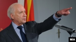 Медијаторот Нимиц порача двете страни да ги удвојат напорите за доаѓање до конечно решение.