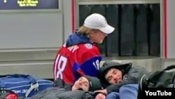 Российская молодежная команда в аэропорту Баффало 6 января 2011