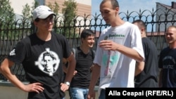 Cu portretul lui Corneliu Zelea Codreanu pe piept, la Chișinău în fața Ambasadei Statelor Unite...
