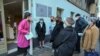 Várakozás első oltásra egy budapesti oltási központban 2021 februárjában