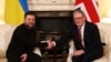 Premierul britanic Keir Starmer (dreapta) și președintele ucrainean Volodymyr Zelenskyy (stânga) își strâng mâinile la 10 Downing Street, Londra, în timpul unei întâlniri oficiale, sâmbătă, 1 martie 2025.
