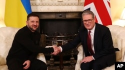 Premierul britanic Keir Starmer (dreapta) și președintele ucrainean Volodymyr Zelenskyy (stânga) își strâng mâinile la 10 Downing Street, Londra, în timpul unei întâlniri oficiale, sâmbătă, 1 martie 2025.