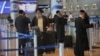 Pasageri profitând de reluarea zborurilor de la aeroportul Ben Gurion (Tel Aviv) după armistițiul cu Iranul. 