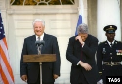 Clinton dhe Yeltsin duke qeshur gjatë një konference të përbashkët për media pas takimit në Nju Jork më 23 tetor 1995.