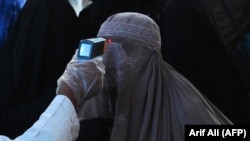 Într-un lagăr de refugiați afgani în Pakistan.