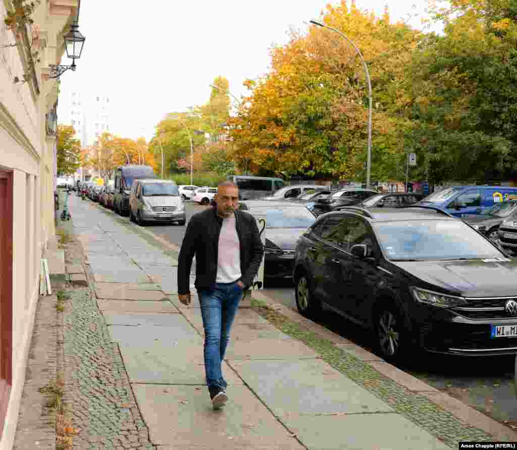 Fëmijë në Berlinin Perëndimor në vitin 1968 duke luajtur pranë murit përgjatë rrugës Sebastian që e ndau atë përgjysmë.