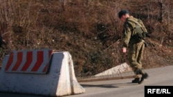 В Южной Осетии опасаются, что из Тбилиси могут завезти корь и грипп и закрывают границу, но при этом людей из Тбилиси в район впускают, а из района – нет