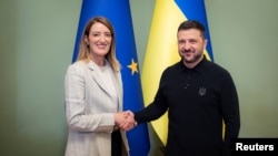 Председатель Европарламента Роберта Метсола и президент Украины Владимир Зеленский 