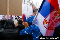 Qytetarët me flamuj të Serbisë gjatë protestës në Mitrovicën e Veriut më 27 nëntor.
