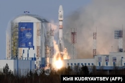 Ruska raketa "Sojuz 2.1b" koja je prevozila satelit Meteor M i dodatnih 18 malih satelita poletjela je sa kosmodroma Vostočni u regionu Amur, 18. novembra 2017.