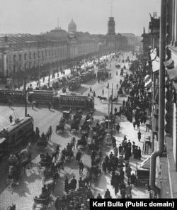 Strada principală din Sankt Petersburg, Nevsky Prospekt, într-o dimineață aglomerată la începutul anilor 1900, fotografiată de Karl Bulla.