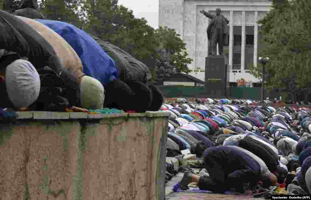 Lenjinova statua na trgu u Biškeku, Kirgistan