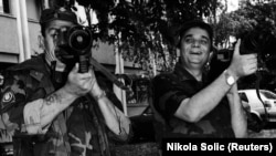 Branimir Glavaš (desno) pozira sa oružjem u Osijeku, foto-arhiva: avgust 1991. godine.
