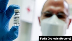Medici sârbi administrând vaccinul rusesc Sputnik V. Belgrad, 6 ianuarie 2021