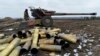 Український військовослужбовець біля гаубиці у Донецькій області. 20 лютого 2015 року