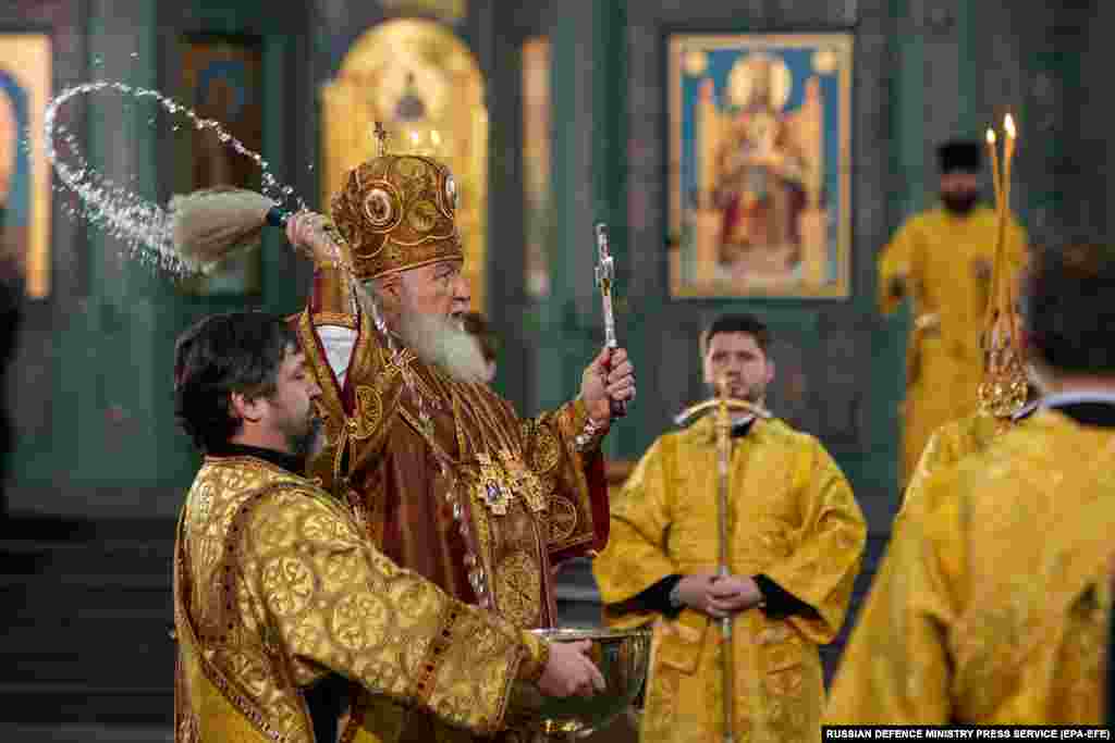 Патријархот Кирил (втор од лево) ја води службата во соборниот храм.