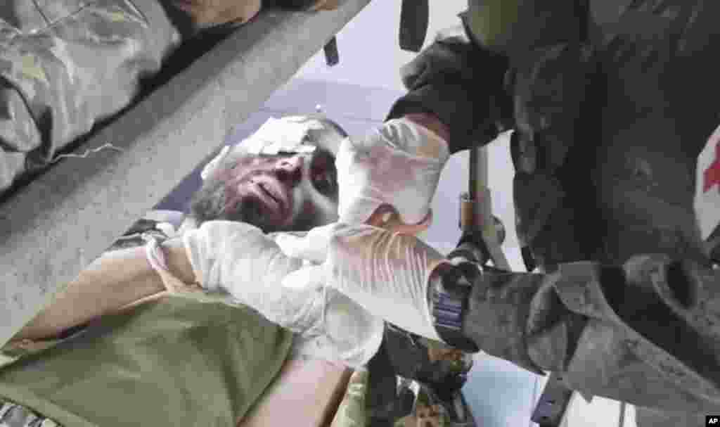 Un videoclip difuzat de Ministerul rus al Apărării arată un soldat ucrainean rănit, care primește îngrijiri într-un autobuz, după ce a fost evacuat din oțelăria Azovstal.