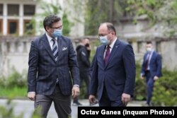 Miniștrii de externe ai României și Ucrainei, Dmitro Kuleba (stânga), respectiv Bogdan Aurescu.
