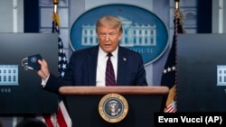 Претседателот на САД Доналд Трамп, на неговиот прв брифинг во Белата куќа за пандемијата од април, Вашингтон, 21.07.2020.