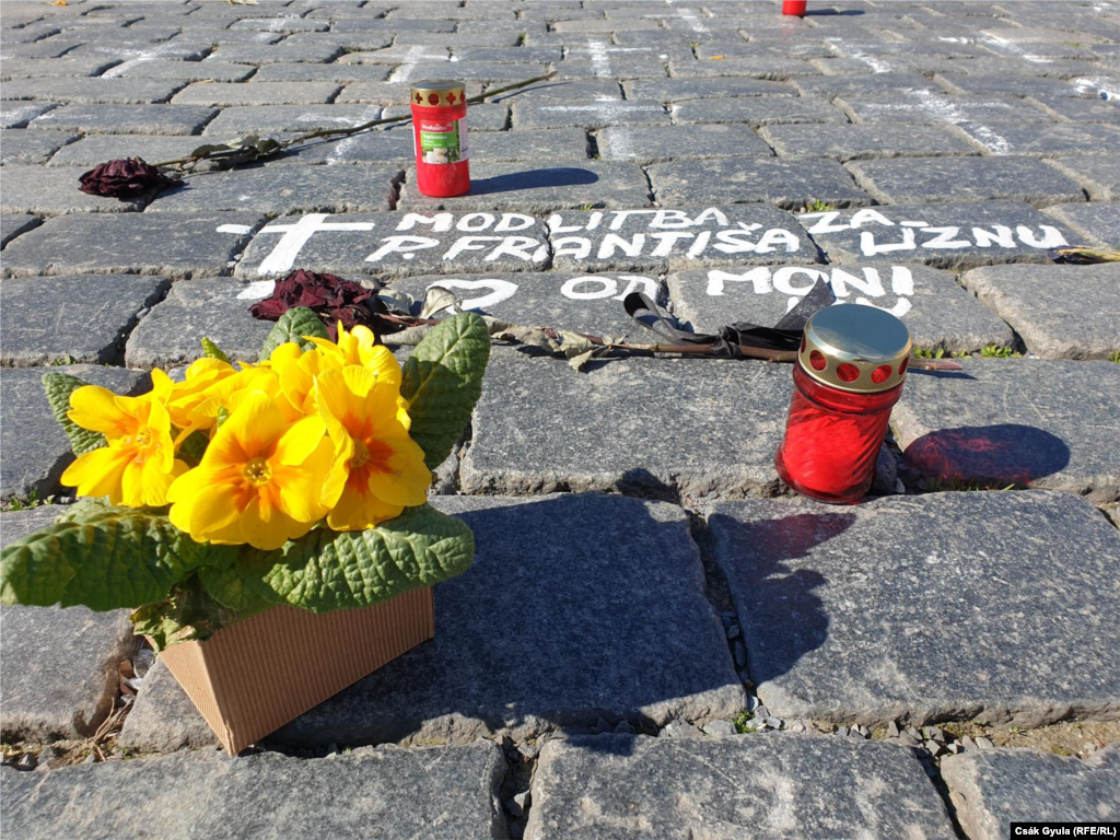 Volt, aki virágot vagy üzenetet is hagyott a mécses mellett Prága egyik belvárosi terén. 