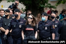 Moszkva, 2020. július 13. A rendőrök letartóztatják Tajszija Bekbulatovát, a Holod (Hideg) internetes portál főszerkesztőjét. Felirat a pólón: „Szabadság Szafronovnak”. A volt újságírót azzal vádolták, hogy az állami űrkutatási cég tanácsadójaként hadititkokat adott át a cseh titkosszolgálatnak