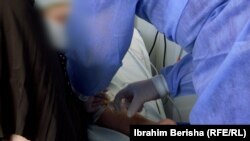 Një pacient me COVID-19 duke u trajtuar në Klinikën Infektive të QKUK-së. 19 gusht 2021. 