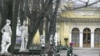 Летний сад, как произведение искусства, стал обрамлением для картин на выставке