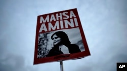 Mahsa Aminiň hatyrasyna dikilen protest baneri (arhiw suraty)