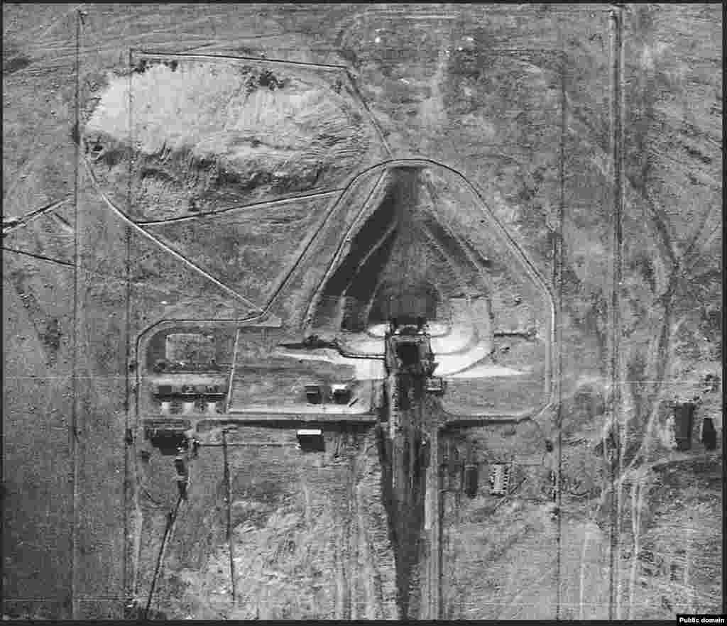 Fotografija lansiranja kosmodorma Bajkonur iz 1957. godine, koju je usnimio američki špijunski avion. To je dve godine, nakon što je mesto, koje je prvobitno služilo za testiranje raketa dugog dometa, postalo glavno polje sa kog se Sovjetski savez takmičio sa SAD oko dominacije u svemiru.