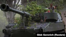 УКРАИНА - Украински војници на американска самоодна хаубица М109 од 155 мм, среде рускиот напад врз Украина, во регионот Доњецк, 13 јуни 2022 година