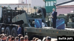 Лукашено за време на денешната посета на фабрика за земјоделски машни во Минск